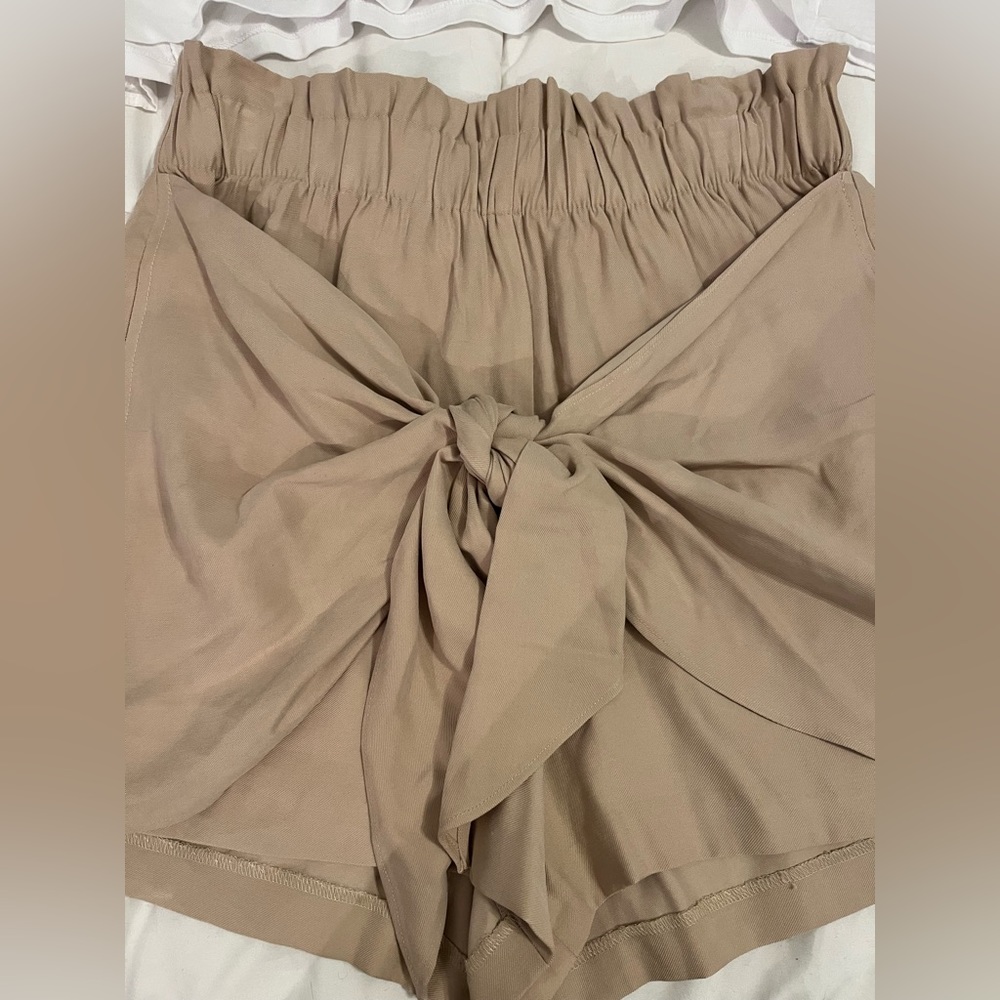 NWT BCBG shorts with tie front design taupe size Small - Picture 4 of 6